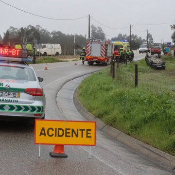 Mulher de 70 anos despista-se junto à Raposa. Derrame pode estar na origem do acidente Mulher de 70 anos despista-se junto à Raposa. Derrame pode estar na origem do acidente