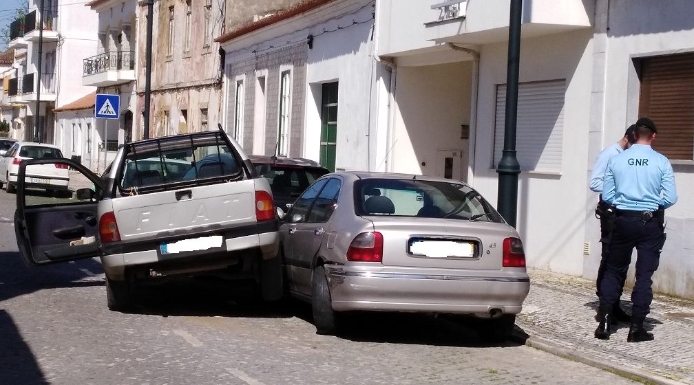 Despiste provoca danos em três viaturas Despiste provoca danos em três viaturas