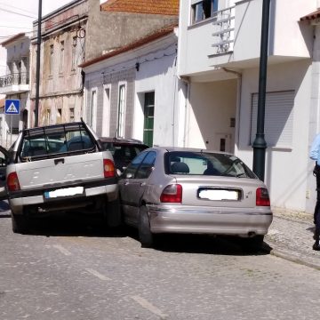 Despiste provoca danos em três viaturas Despiste provoca danos em três viaturas
