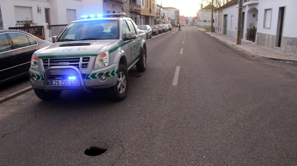 Buraco na estrada condiciona trânsito junto ao depósito da água