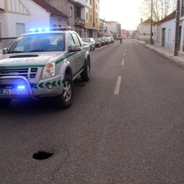 Buraco na estrada condiciona trânsito junto ao depósito da água Buraco na estrada condiciona trânsito junto ao depósito da água