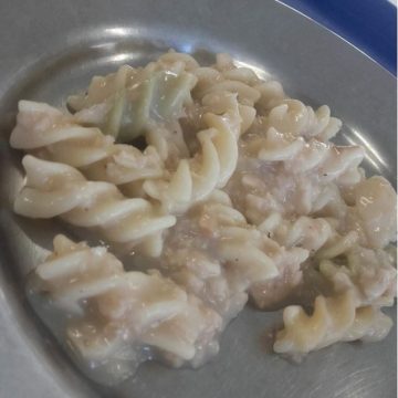 Mãe queixa-se da comida servida na escola Febo Moniz. Agrupamento reage Mãe queixa-se da comida servida na escola Febo Moniz. Agrupamento reage
