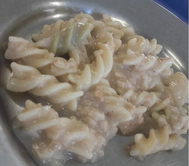 Mãe queixa-se da comida servida na escola Febo Moniz. Agrupamento reage Mãe queixa-se da comida servida na escola Febo Moniz. Agrupamento reage
