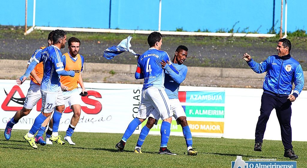 U. Almeirim regressa às vitórias com golo de Persi. Fazendense deixou fugir o segundo lugar