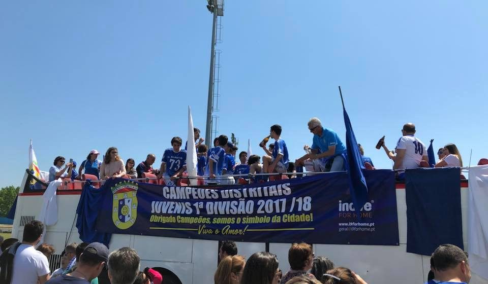U. Almeirim campeão distrital. Festejos em autocarro panorâmico