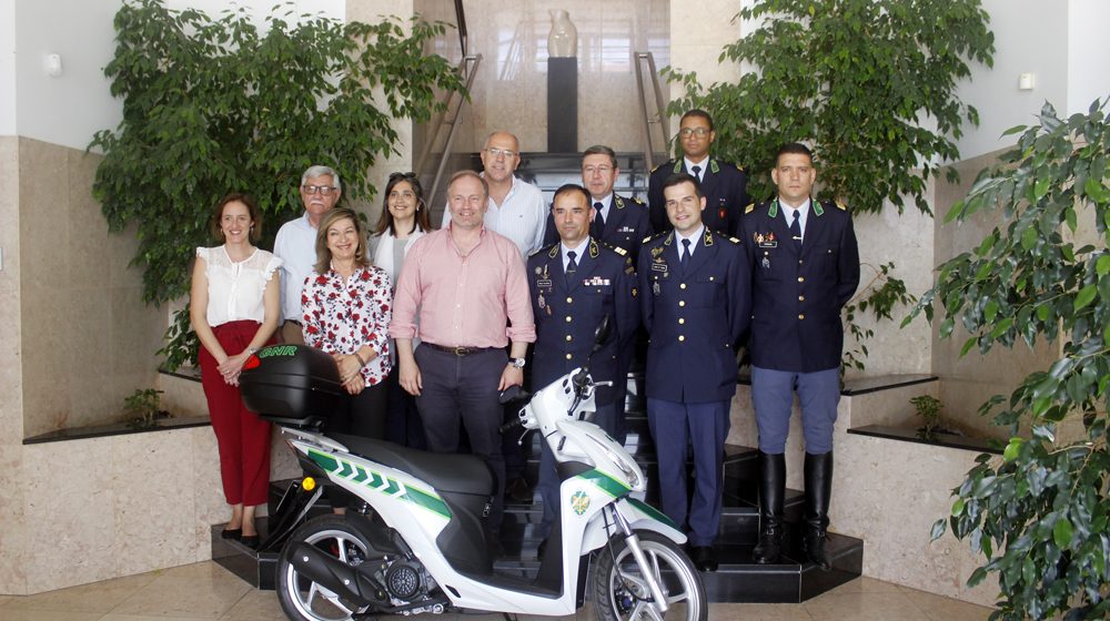 Câmara de Almeirim entrega motociclo à GNR de Almeirim para reforço do patrulhamento na cidade