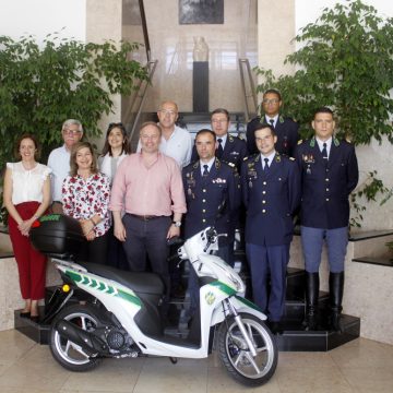 Câmara de Almeirim entrega motociclo à GNR de Almeirim para reforço do patrulhamento na cidade