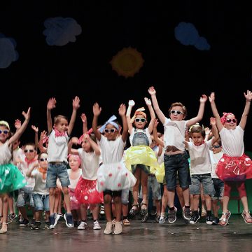 Jardim de Infância nº3 comemora final do ano no Cine Teatro de Almeirim