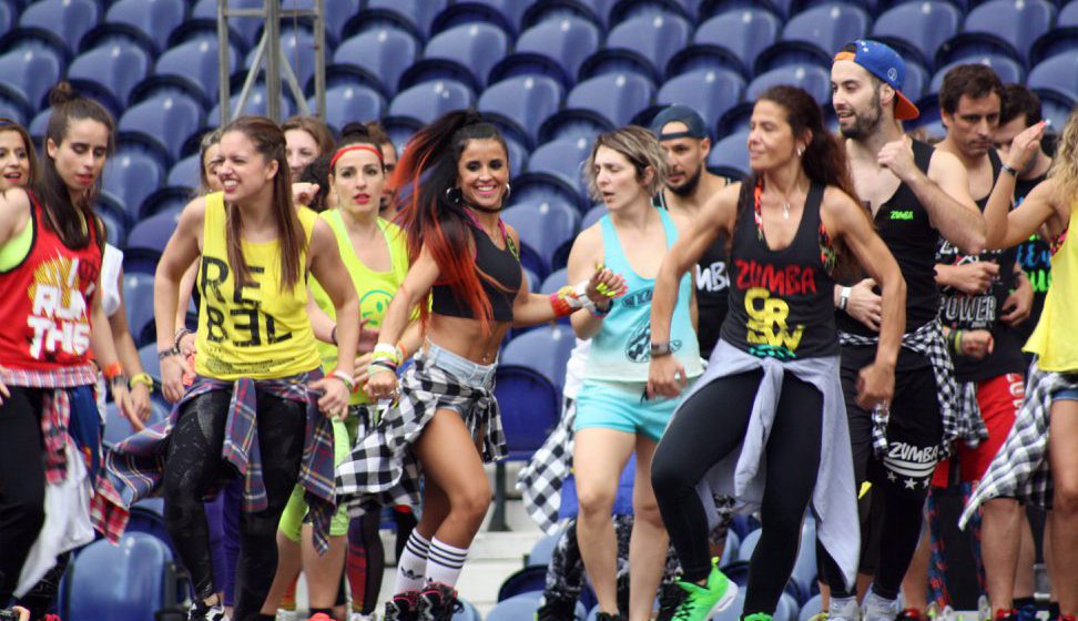 Mais de 50 almeirinenses participam na Maior Aula de Zumba de 2018 no Estádio do Dragão