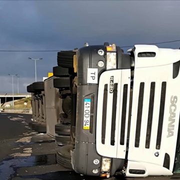 ÚLTIMA HORA: Camião despista-se na Ponte Salgueiro Maia