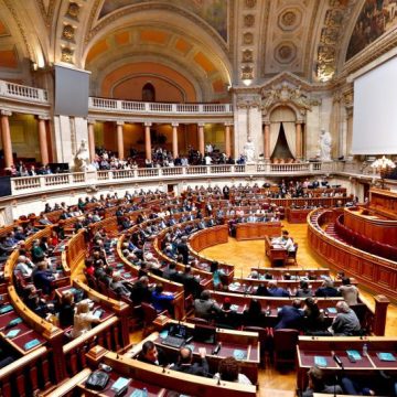 Aprovada lei de igualdade salarial entre homens e mulheres