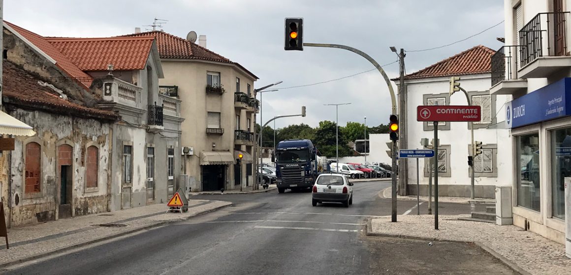 Semáforos de cruzamento na EN 118 em Almeirim intermitentes devido a acidente Semáforos de cruzamento na EN 118 em Almeirim intermitentes devido a acidente