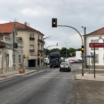 Semáforos de cruzamento na EN 118 em Almeirim intermitentes devido a acidente