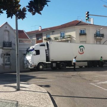 Trânsito condicionado no cruzamento da rua de Alpiarça