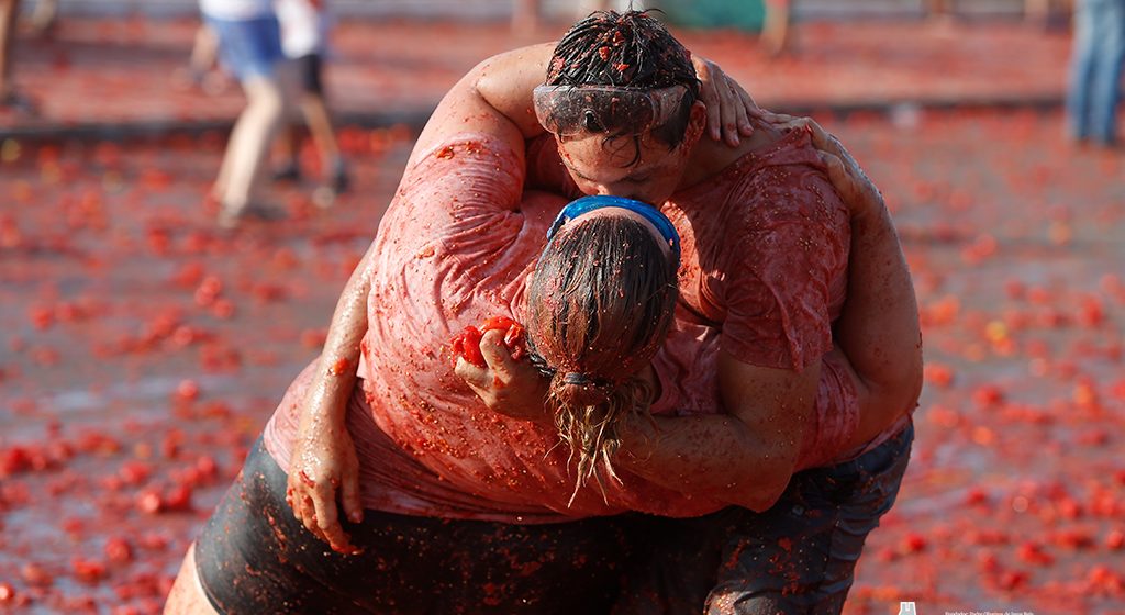 Centenas de pessoas participam no “Todos à Tomatada” em Almeirim