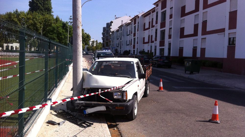Despiste provoca ferido grave na Avenida 25 de Abril em Almeirim