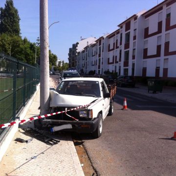 Despiste provoca ferido grave na Avenida 25 de Abril em Almeirim Despiste provoca ferido grave na Avenida 25 de Abril em Almeirim