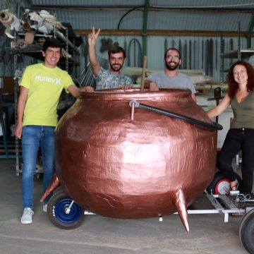 Jovens levam Caldeirão da Sopa da Pedra à corrida mais louca do mundo