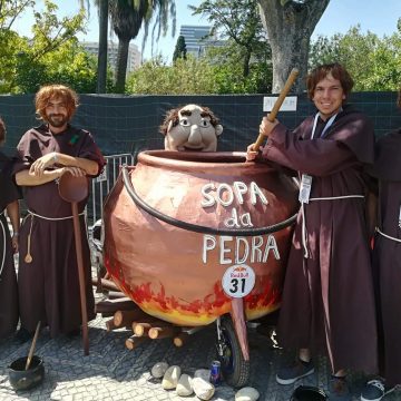 Caldeirão da Sopa da Pedra preparado para a Corrida Mais Louca do Mundo