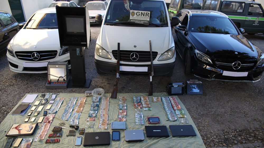 GNR faz detidos no concelho de Almeirim por droga, armas e muito dinheiro GNR faz detidos no concelho de Almeirim por droga, armas e muito dinheiro