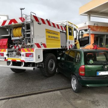 Insólito: Veículo da FEB colide com ligeiro nas Bombas da Galp Insólito: Veículo da FEB colide com ligeiro nas Bombas da Galp