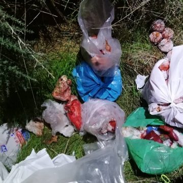 Atentado: Carne, legumes e entulho deitado à rua Atentado: Carne, legumes e entulho deitado à rua