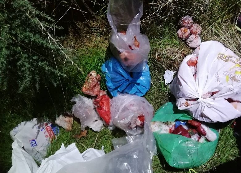 Atentado: Carne, legumes e entulho deitado à rua
