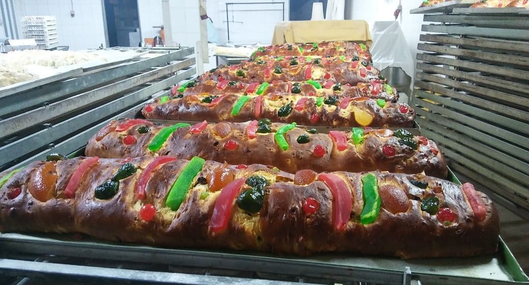 Bolo Rei gigante quase pronto