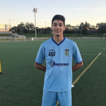 Jogador do U. Almeirim recebe cartão branco Jogador do U. Almeirim recebe cartão branco