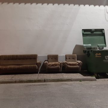 Sala colocada na rua Sala colocada na rua