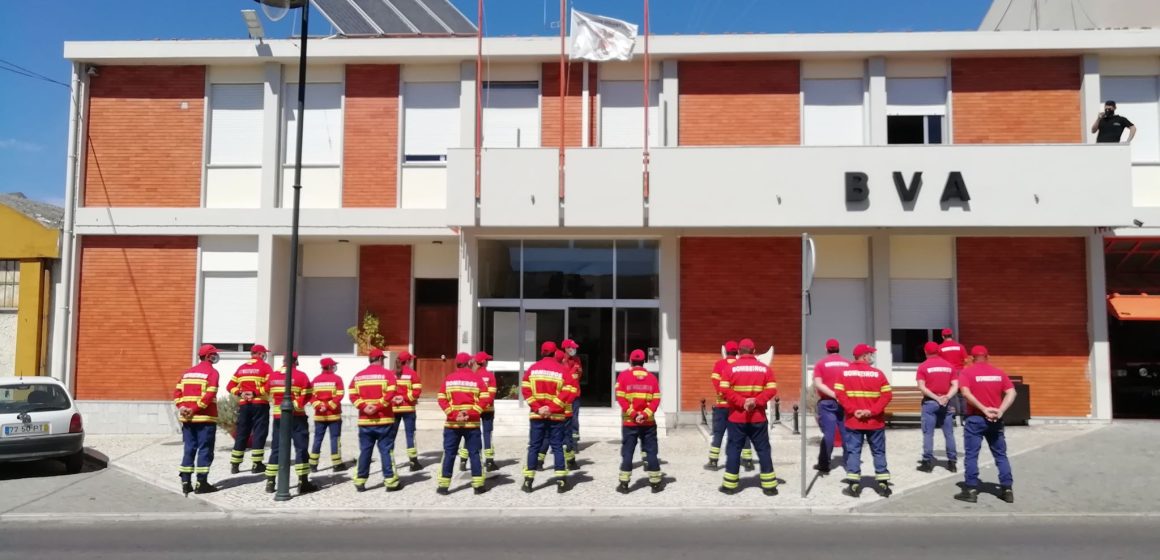 Bombeiros de Almeirim fazem homenagem a bombeiro que morreu no fogo de Oleiros Bombeiros de Almeirim fazem homenagem a bombeiro que morreu no fogo de Oleiros