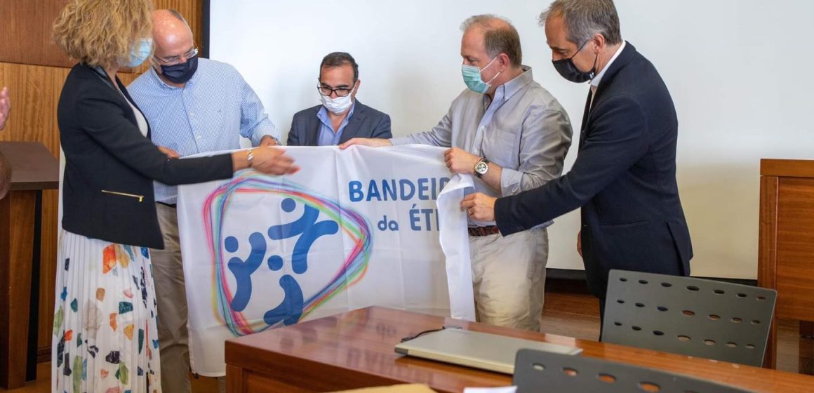 “Pais de desportistas, são Pais respondaveis” recebem bandeira da ética “Pais de desportistas, são Pais respondaveis” recebem bandeira da ética