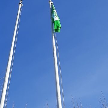 Bandeira volta a ser hasteada na Escola Febo Moniz