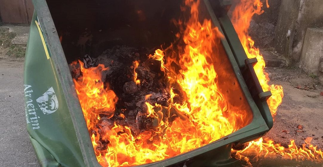 Contentor arde Contentor arde