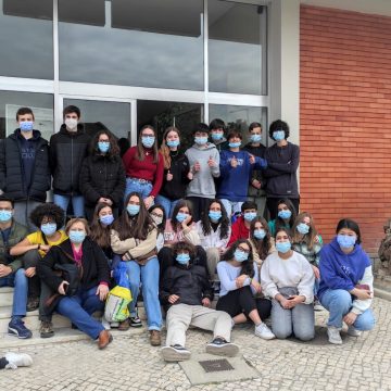 Alunos entregam bens para a Ucrânia Alunos entregam bens para a Ucrânia