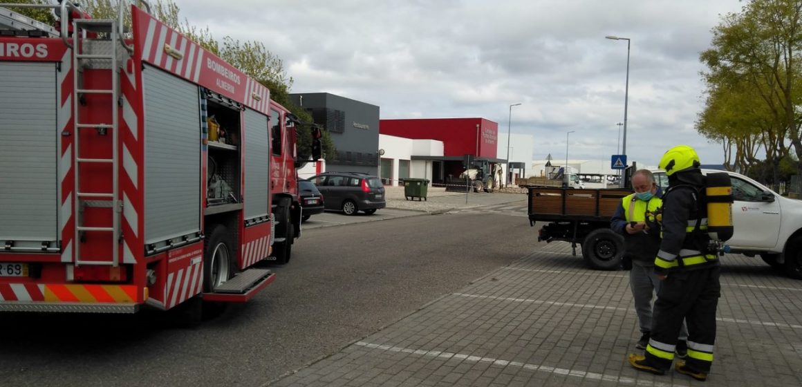 Fuga de gás nas piscinas leva a evacuação Fuga de gás nas piscinas leva a evacuação