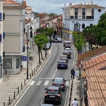 Acidente condiciona o trânsito junto ao Jardim da República Acidente condiciona o trânsito junto ao Jardim da República