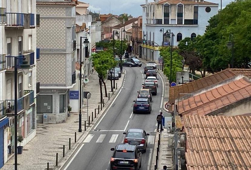 Acidente condiciona o trânsito junto ao Jardim da República Acidente condiciona o trânsito junto ao Jardim da República