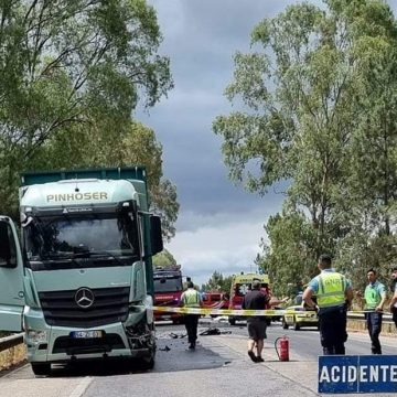 Colisão entre pesado de mercadorias e quadriciclo provoca uma vítima mortal e corta EN118 Colisão entre pesado de mercadorias e quadriciclo provoca uma vítima mortal e corta EN118