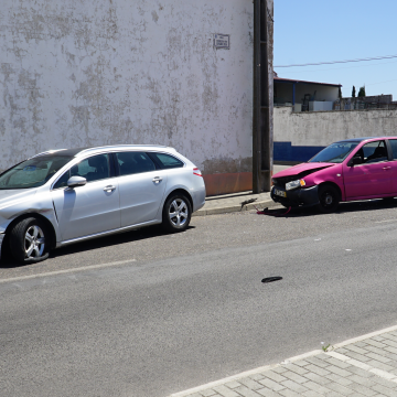 Acidente entre dois veículos ligeiros condiciona trânsito em Almeirim Acidente entre dois veículos ligeiros condiciona trânsito em Almeirim