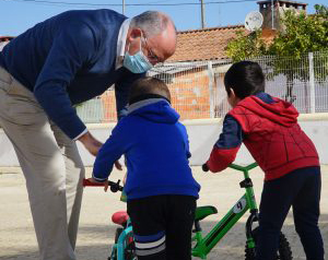 Câmara promove aula de bicicletas sem pedais para as crianças entre 3 e os 5 anos de idade Câmara promove aula de bicicletas sem pedais para as crianças entre 3 e os 5 anos de idade