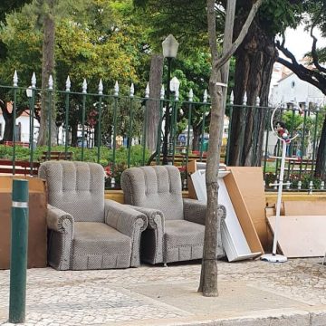 Mobília depositada às portas do Jardim da República Mobília depositada às portas do Jardim da República