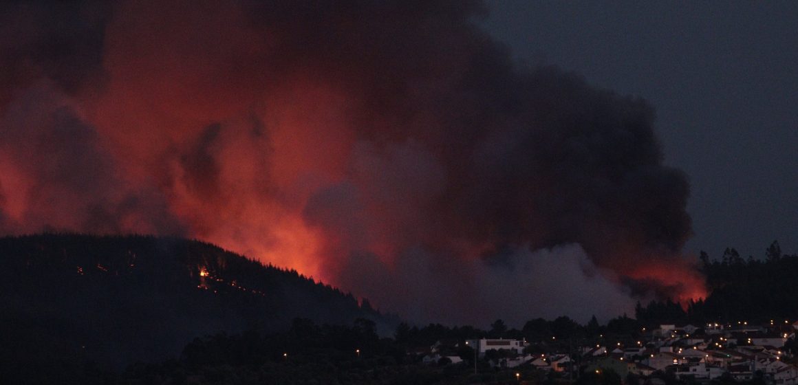 Bombeiros voluntários de Almeirim combatem grande incêndio em Abrantes Bombeiros voluntários de Almeirim combatem grande incêndio em Abrantes