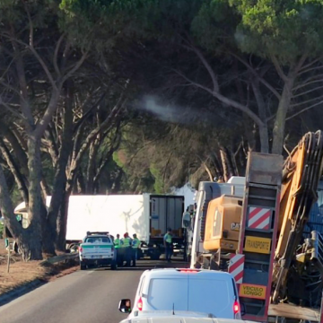 Despiste de camião corta trânsito entre Almeirim e Raposa Despiste de camião corta trânsito entre Almeirim e Raposa